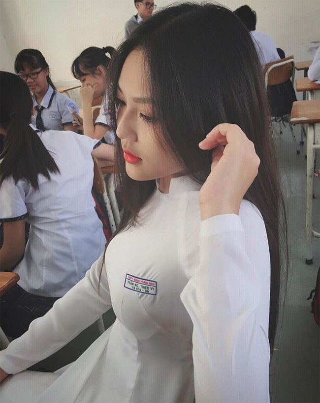 Cô là nữ sinh trường THPT Bình Hưng Hòa, TP.HCM - ngôi trường quy tụ rất nhiều cô nàng xinh đẹp. 