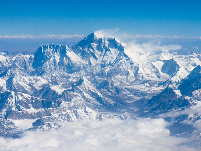 Đỉnh Everest: Không hề dễ dàng khi leo lên đỉnh Everest. "Vùng tử thần" trên đỉnh Everest trên độ cao hơn 7.900m. Khu vực này nguy hiểm vì mức độ oxy cũng như áp suất khí quyển thấp. Hơn 200 người đã chết khi leo lên đỉnh Everest.