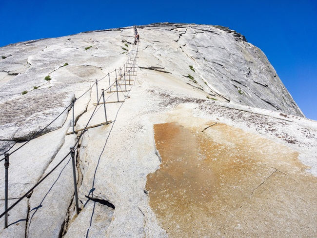 Đỉnh Half Dome (vườn quốc giaYosemite, Mỹ): Để leo lên đỉnh Half Dome, du khách phải leo lên một vách đá dựng đứng bằng dây cáp. Có khoảng 8-20 người đã tử vong kể từ khi dây cáp được lắp đặt khoảng 100 năm trước.