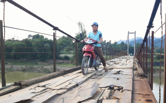 Lạnh người khi đi qua cây cầu treo đung đưa, mục nát ván lót - 3