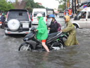 Tin tức trong ngày - Sau cơn mưa trắng trời, CSGT Bạc Liêu giúp dân di chuyển trong &quot;biển&quot; nước