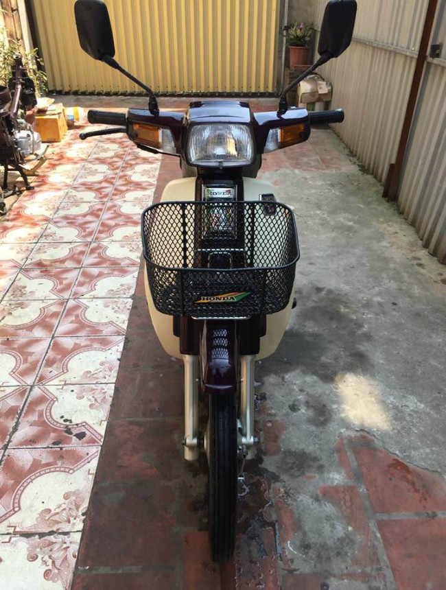 Chiếc Honda Dream Thái của một dân chơi xe hai bánh "khét tiếng" đất Hà Thành với biệt danh là Hưng Mặt Sắt.