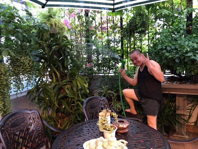 Những lúc rảnh rỗi, Xuân Hinh ở nhà chăm sóc vườn cây cảnh và hoa. Nơi đây, anh cũng bố trí bộ bàn ghế làm nơi nghỉ ngơi, ngồi thư giãn sau một ngày làm việc.