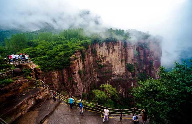 Con đường đến được ngôi làng này đâm xuyên qua vách núi cao, sát bên cạnh là vực thẳm nên địa điểm này thu hút nhiều du khách ưa mạo hiểm ghé tới.