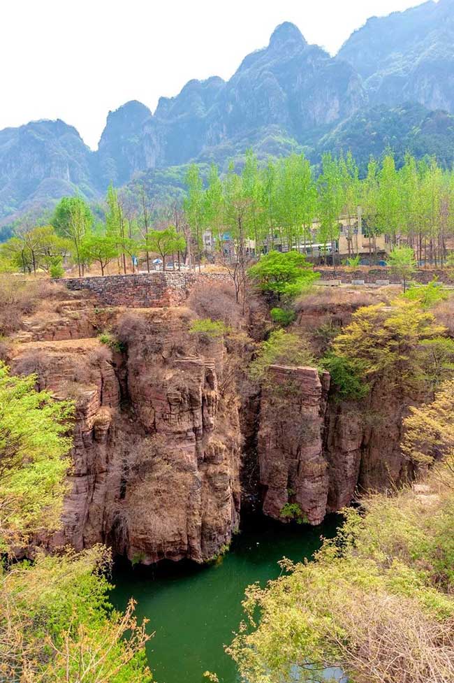 Hiện nay nơi này chỉ có 83 hộ gia đình sinh sống. Trước đây người ta sống chủ yếu bằng nghề nông nhưng bây giờ nhiều khách du lịch ghé đến nên đời sống cũng được cải thiện rất nhiều.