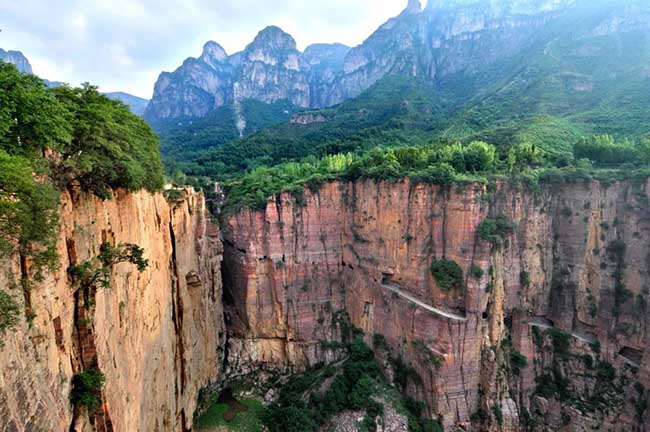 Nếu đến nơi này vào mùa hè, không khí dịu mát, trong lành cùng với tiếng chim hót ve kêu đem lại những cảm giác bình yên đến lạ kỳ.