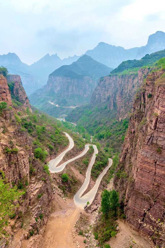 Để có được một con đường thông với thế giới bên ngoài, người dân đã khoan núi hàng trăm năm mới có được một con đường hoàn chỉnh men theo vách đá.