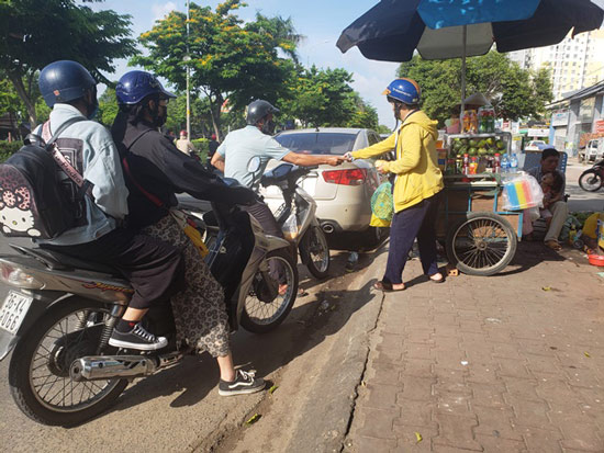 Tp:HCM: Nắng nóng, nước uống bình dân vỉa hè lên ngôi - 1