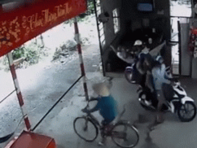 Video: Lái xe đạp phóng nhanh lao thẳng thanh chắn ngã lộn đầu