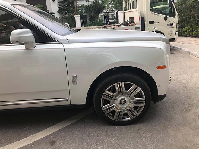 Cận cảnh SUV sang trọng Rolls-Royce Cullinan đầu tiên tại Việt Nam - 4