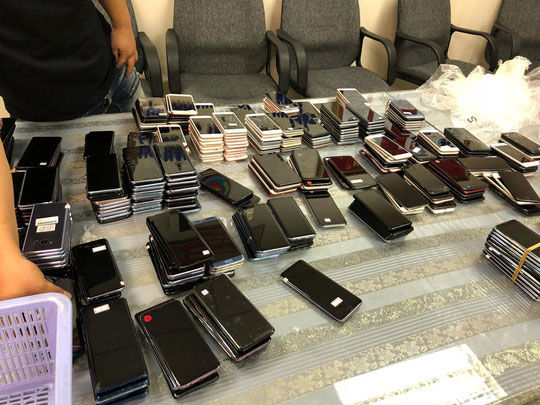 Hải quan Tân Sơn Nhất bắt giữ hơn 400 điện thoại nhập lậu - 1