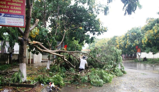 Sau nắng nóng, lốc xoáy kèm mưa đá bất ngờ càn quét 2 tỉnh miền Trung - 3