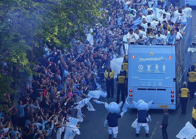 Tưng bừng Man City diễu hành mừng “ăn 3”: Manchester giờ là màu xanh - 10