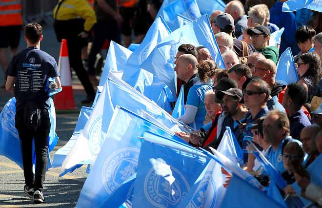 Tưng bừng Man City diễu hành mừng “ăn 3”: Manchester giờ là màu xanh - 4