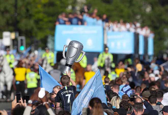 Tưng bừng Man City diễu hành mừng “ăn 3”: Manchester giờ là màu xanh - 5