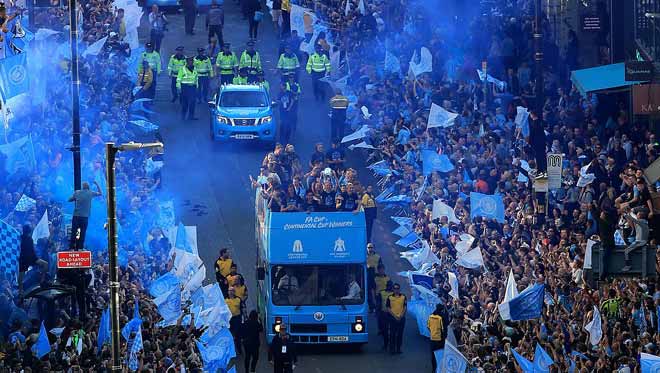 Tưng bừng Man City diễu hành mừng “ăn 3”: Manchester giờ là màu xanh - 8