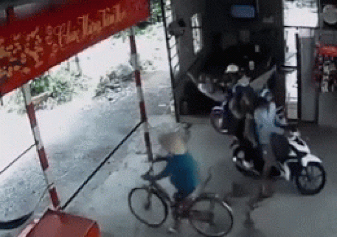 Video: Lái xe đạp phóng nhanh lao thẳng thanh chắn ngã lộn đầu - 1
