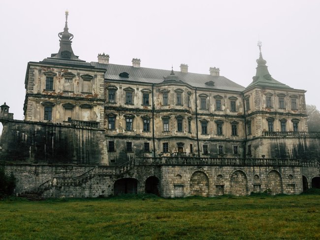 Lâu đài Pidhirtsi ở vùng Lviv của Ukraina được xây dựng như một nơi giải trí cho một chỉ huy quân sự cấp cao của Ba Lan trong khoảng thời gian từ 1635 đến 1640.