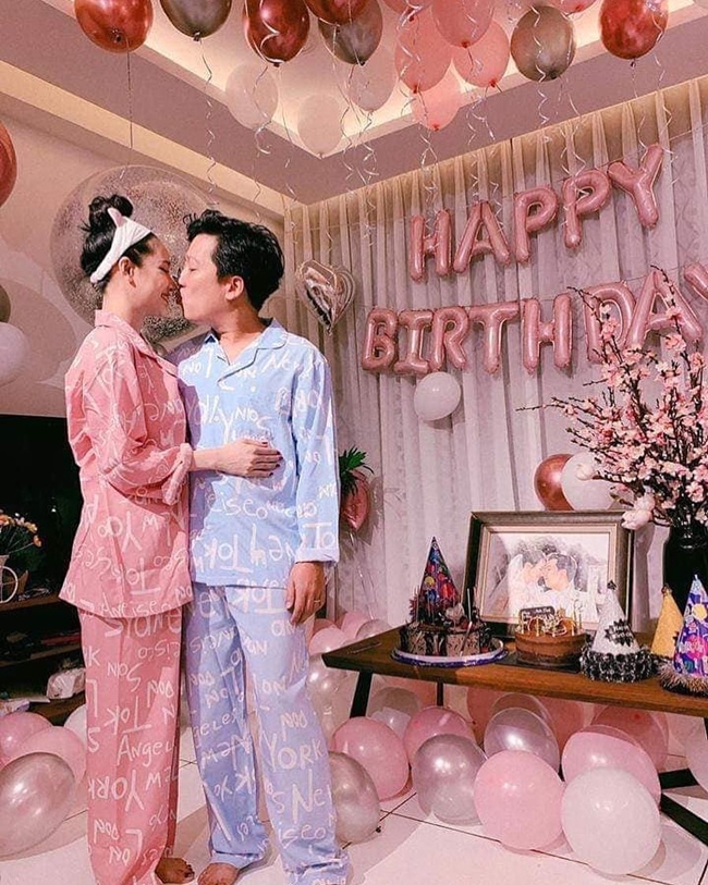 Trường Giang tình tứ hôn vợ trong buổi tiệc sinh nhật của anh vào ngày 20.4 vừa qua do chính cô tổ chức chồng.