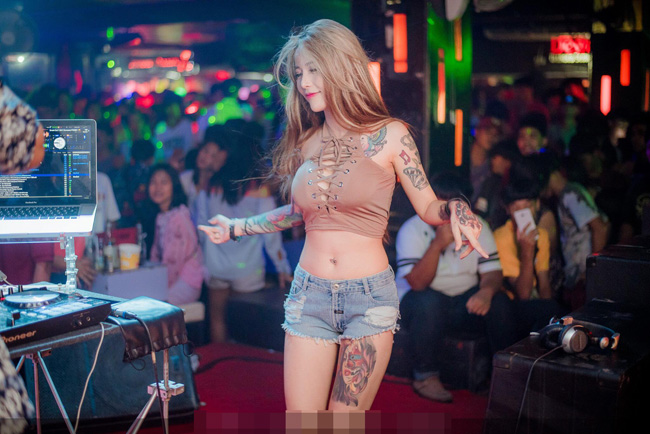 Cánh tay và bắp đùi của DJ Katoy xăm hình gương mặt 2 cô gái.&nbsp;