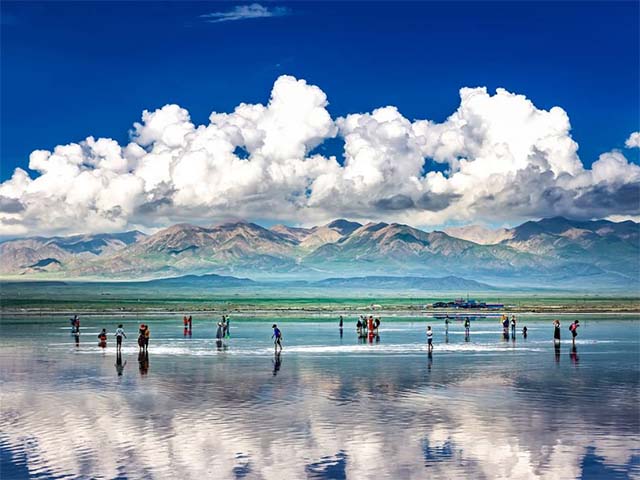 Không chỉ là hồ muối lớn nhất Trung Quốc, nơi này còn có phong cảnh đẹp đến nghẹt thở - 1