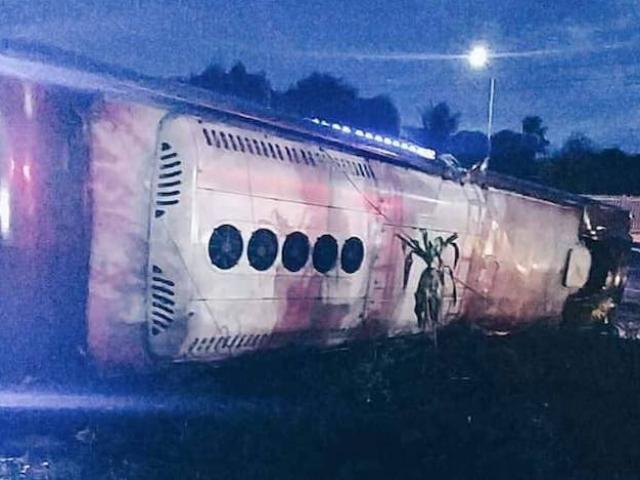Xe khách mất lái đêm mưa giông, 19 người thương vong