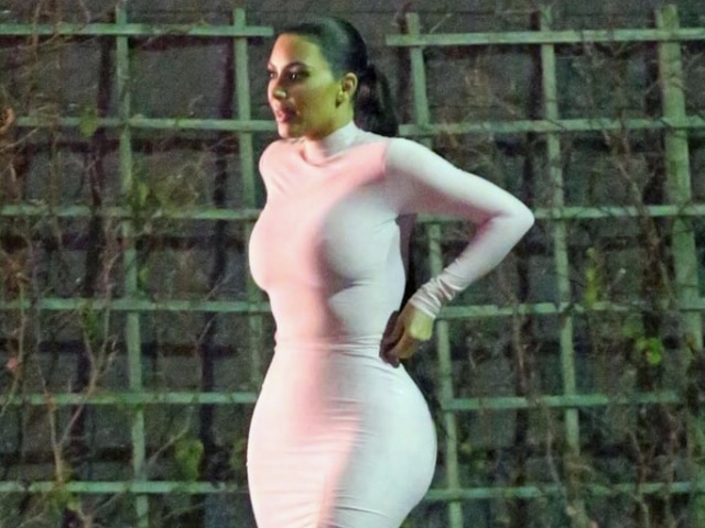 Chị em nhà Kardashian đều mặc trang phục bó sát trong tiệc hồng