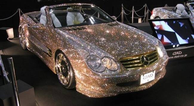 Năm 2009, tại triển lãm Tokyo Auto Salon,chiếc xe Mercedes-Benz SL 600 được đính 300.000 viên pha lê Swarovski.