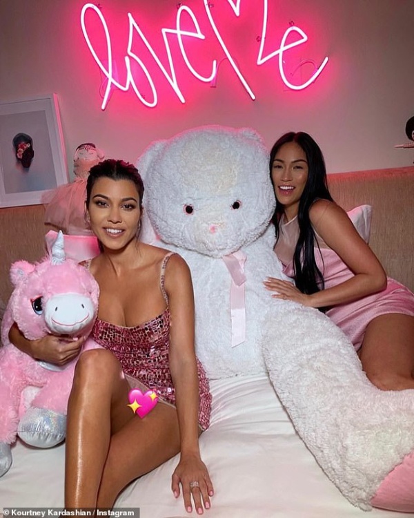 Chị em nhà Kardashian đều mặc trang phục bó sát trong tiệc hồng - 2