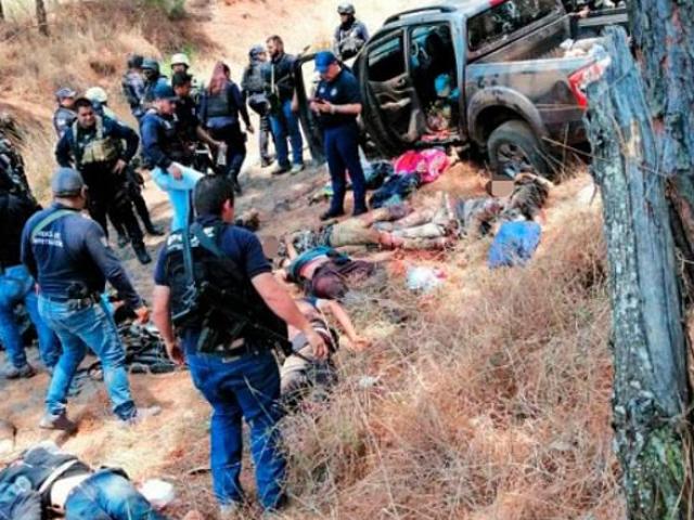 Băng đảng Mexico hỗn chiến hàng giờ, xác chết nằm la liệt