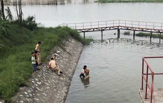 CSGT cứu bé gái 10 tuổi đang tuyệt vọng vùng vẫy dưới nước - 1