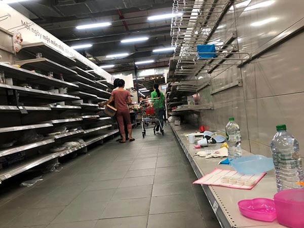 Siêu thị Auchan &#34;tan hoang&#34; sau thông tin xả hàng rút khỏi Việt Nam - 1