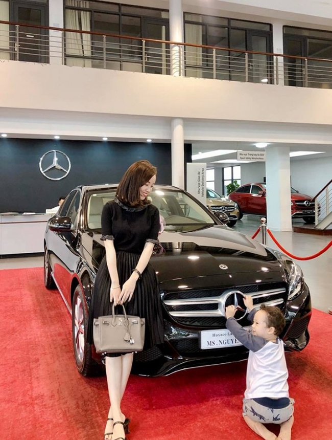 Đầu tháng 12.2018,  bà mẹ một con đăng tải hình ảnh dẫn con trai - bé Khoai Tây đi nhận xe hơi mới.  Được biết, xe hơi hot girl sinh năm 1990 mới tậu thuộc thương hiệu Mercedes.