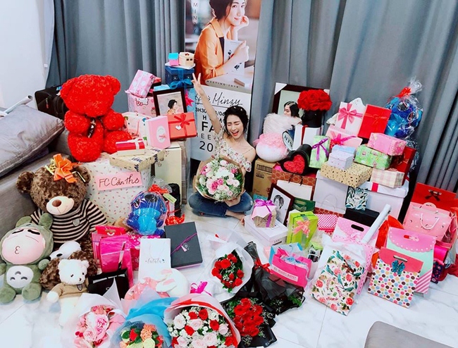 Căn phòng tràn ngập quà tặng của người hâm mộ dành cho Hòa Minzy.