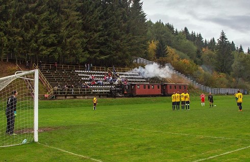 Lạ kỳ đoàn tàu hỏa chạy xuyên qua sân bóng đá - 1