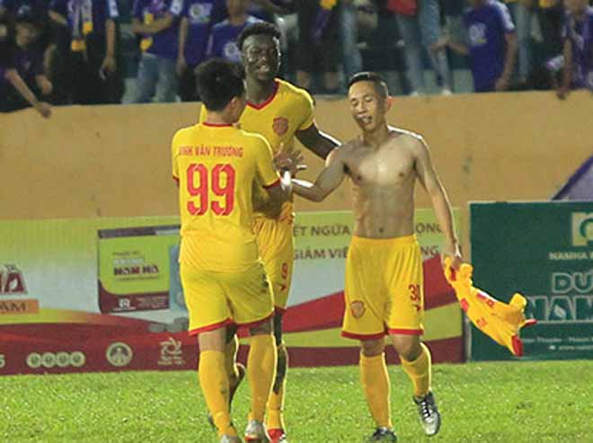 &#34;Thần tài&#34; của Nam Định: Siêu phẩm khiến đại gia Hà Nội FC đau đớn - 1