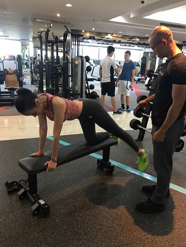 Cựu người mẫu chia sẻ: "Tôi rất siêng đi gym, yoga để vừa thải mỡ và săn chắc cơ thể. Dáng tôi đẹp sẵn rồi nhưng vẫn phải tập để giữ dáng".