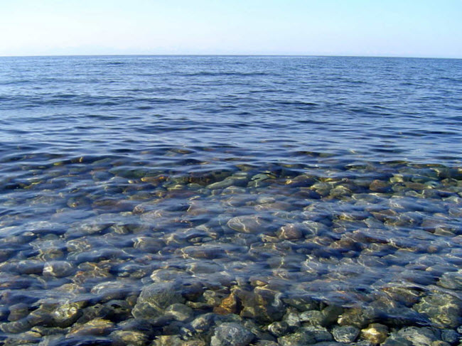 Nước trong hồ Baikal được đánh giá là tinh khiết nhất thế giới. Tầm nhìn dưới những vùng nước trong nhất khoảng 30-40m.