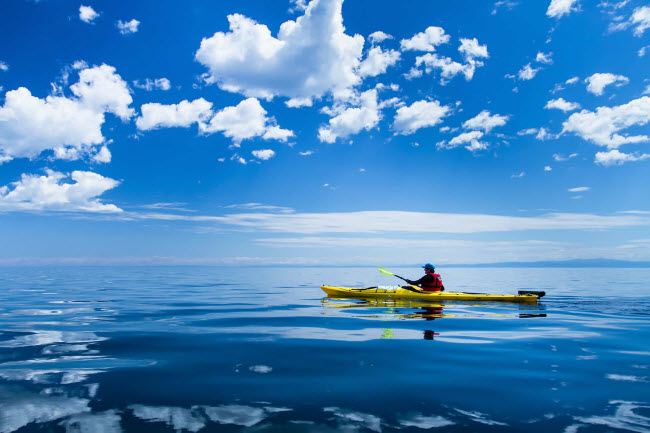 Cách lý thú nhất để khám phá hồ Baikal vào hè là bằng thuyền kayak.