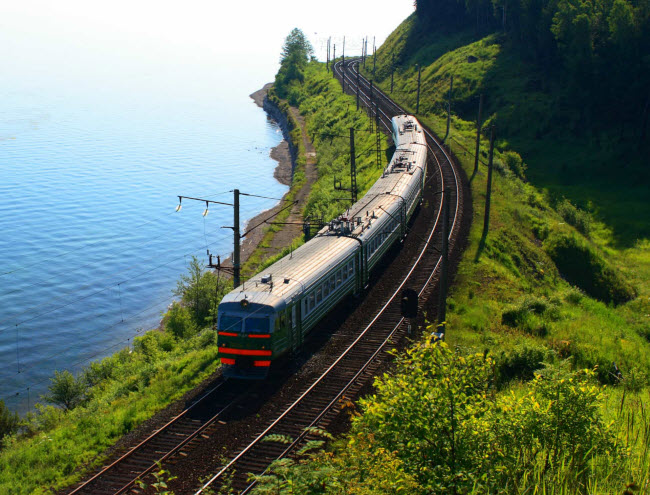 Tour tham quan hồ bằng tàu điện tiện nghi và và nhanh hơn, nhưng nhiều du khách vẫn lựa chọn tàu hỏa chạy bằng hơi nước.