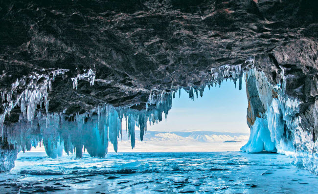 Các hang băng trên bờ hồ vào những tháng mùa đông là địa điểm lý tưởng dành cho du khách thích chụp ảnh.