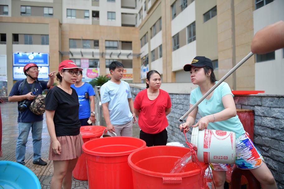 Lý do khiến người dân Thủ đô &#34;rồng rắn&#34; xếp hàng chờ lấy nước như... thời bao cấp - 2