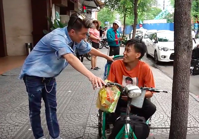 Fan là người khuyết tật lái xe 12 tiếng đến gặp Đàm Vĩnh Hưng và cái kết bất ngờ - 3