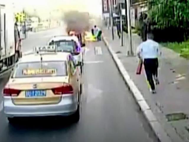 Người đàn ông bị lửa ”nuốt chửng” và pha cứu người nhanh như cắt của tài xế xe buýt