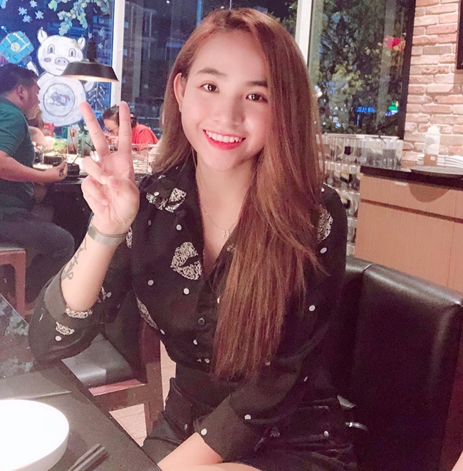 Wendy Thảo để lộ hình xăm dòng chữ Alwaysmile trên cánh tay và một hình xăm nhỏ ở ngón tay út.