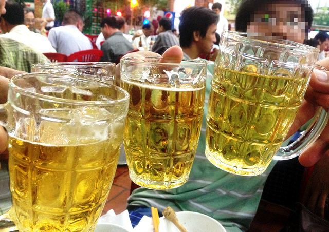 Uống 1 lon bia/ngày cũng tăng nguy cơ mắc ung thư, vậy mà người Việt &#34;không say, không về&#34; - 1