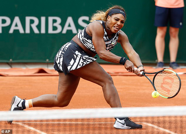 Serena Williams mặc váy &#34;siêu anh hùng&#34; sau lệnh cấm đồ bó sát - 4