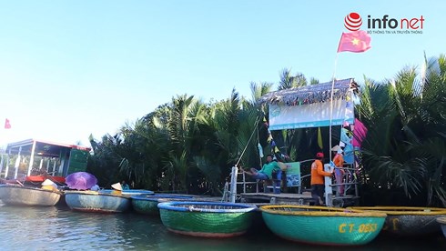 Độc đáo kỹ nghệ &#34;lắc&#34; thuyền thúng giữa rừng dừa nước phố Hội - 1
