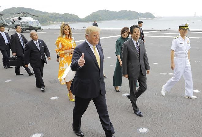 Ông Trump thăm chiến hạm lớn nhất của Nhật, người Trung Quốc &#39;sốt vó&#39; - 1