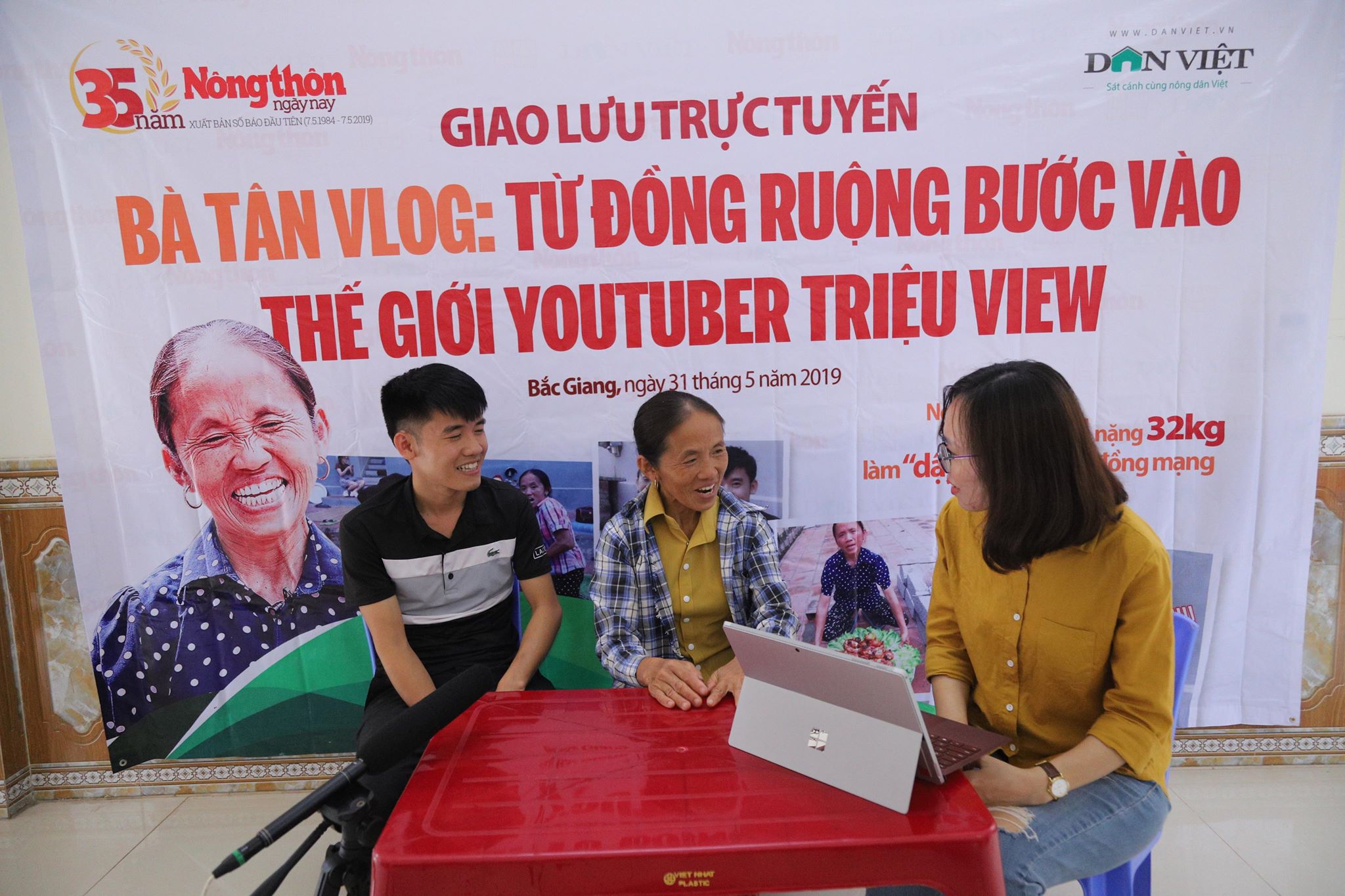 Bà Tân Vlog mỗi ngày làm 1 clip, chăm vài chục con gà, lợn - 2